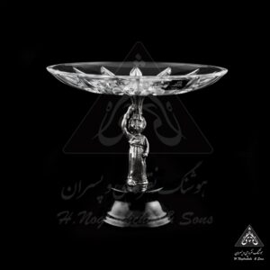 شیرینی خوری دختر بچه