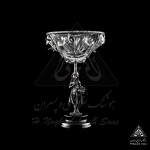 کاسه دخترک گل به دست